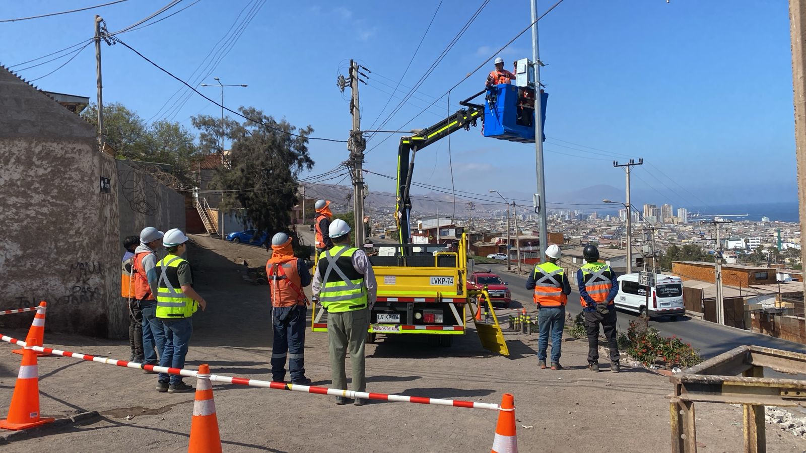 Camión grúa en maniobra de izaje