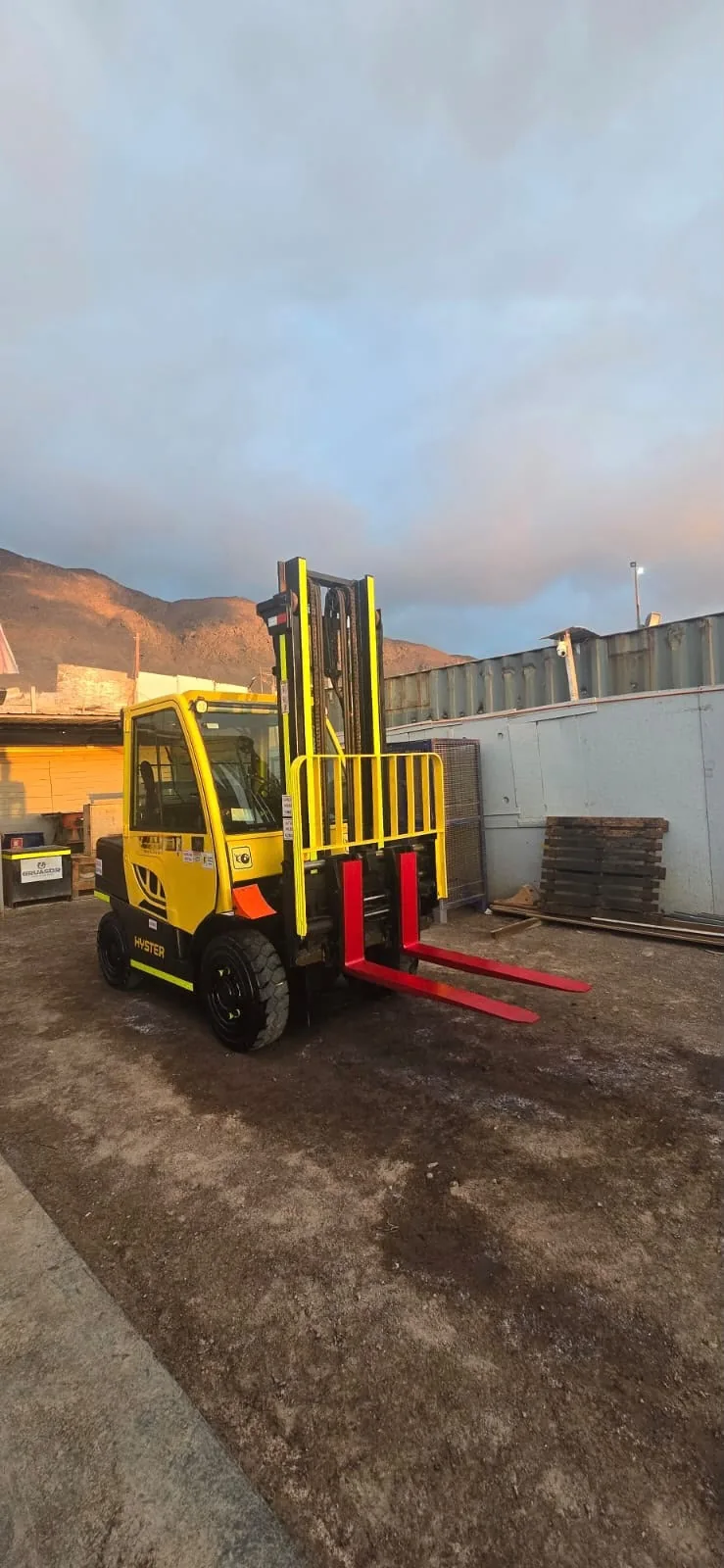 Grúa horquilla Hyster en patio industrial