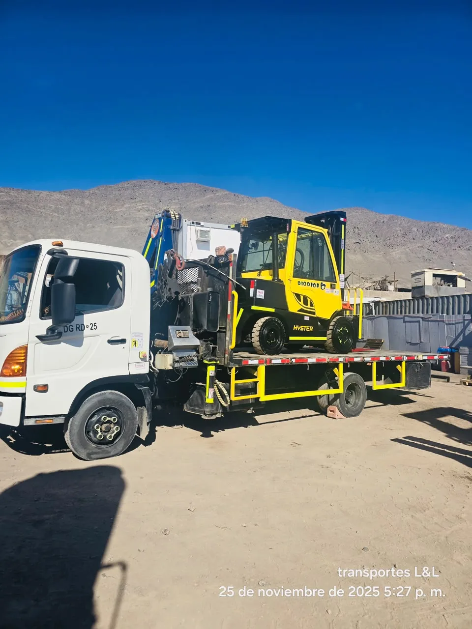 Grúa horquilla transportada sobre camión